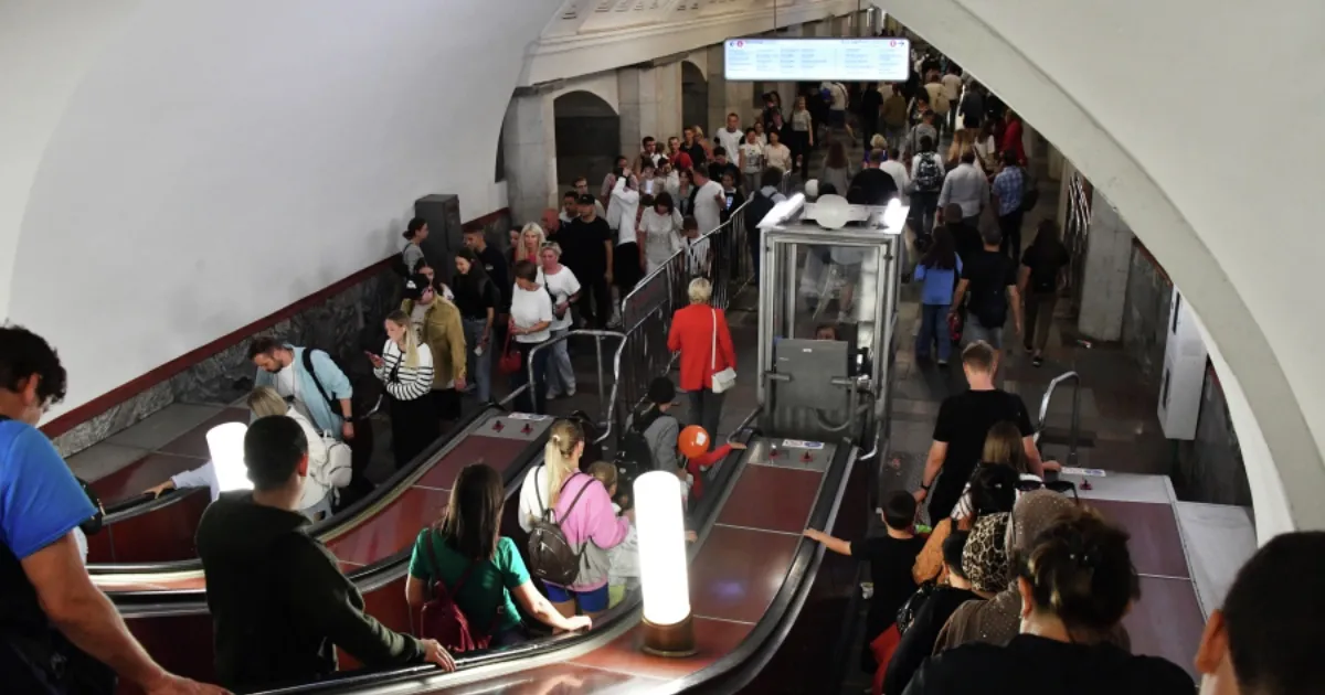 В московском метро женщина упала под поезд