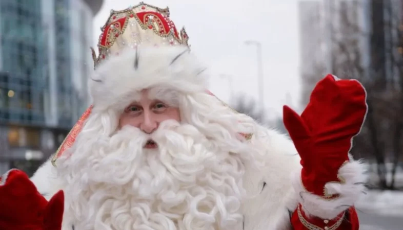 Названа зарплата московского Деда Мороза