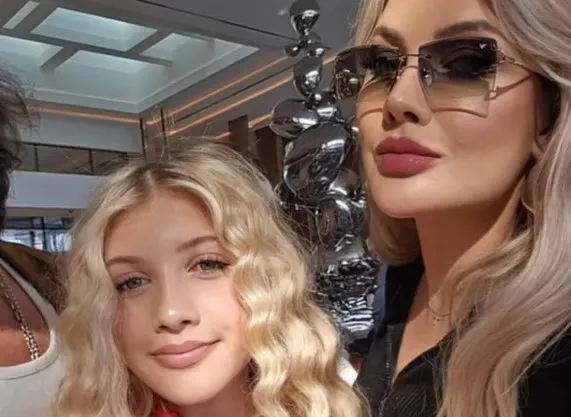 Жена Михайлова показала младшую дочь певца