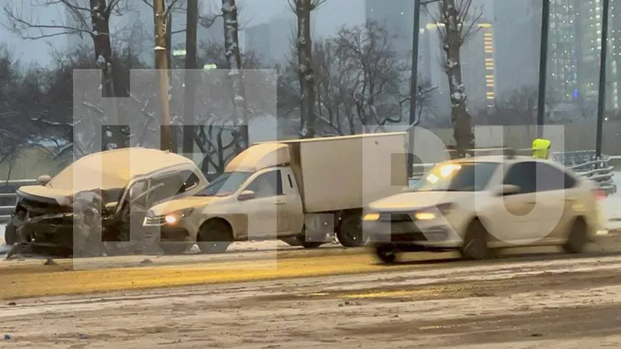 Пять человек пострадали в аварии с участием пяти автомобилей в Москве