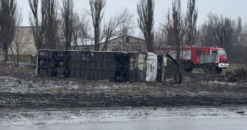 В ДНР опрокинулся автобус с детьми