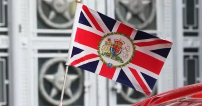 Британцев призвали научиться у русских мату и производству самогона