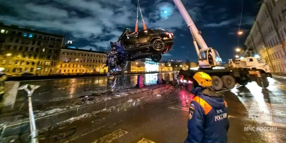 На видео попал момент падения Range Rover с тремя людьми в Фонтанку