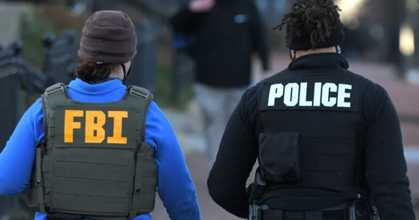 Самолет врезался в пожарную машину в аэропорту Нью-Йорка