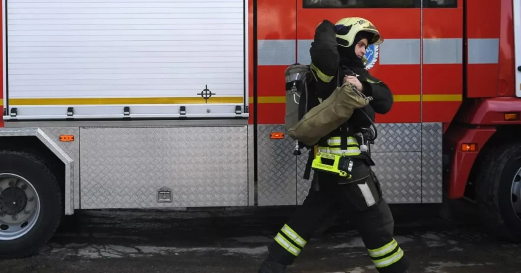 Люди заблокированы в горящем хостеле в Москве