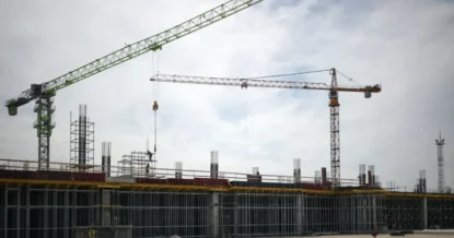 Машинист выпрыгнул из кабины падающего башенного крана в Алтайском крае