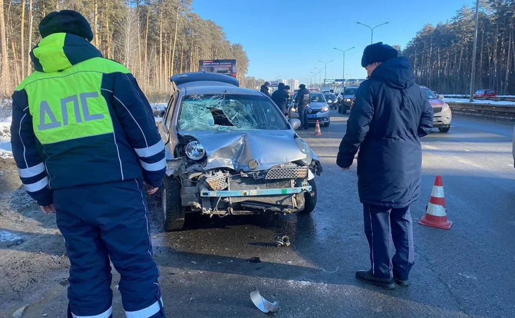 В Екатеринбурге автомобиль наехал на группу пешеходов