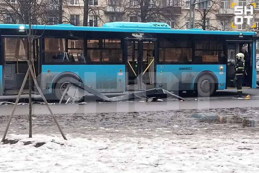 Названа причина ДТП с въехавшим в остановку в Петербурге автобусом