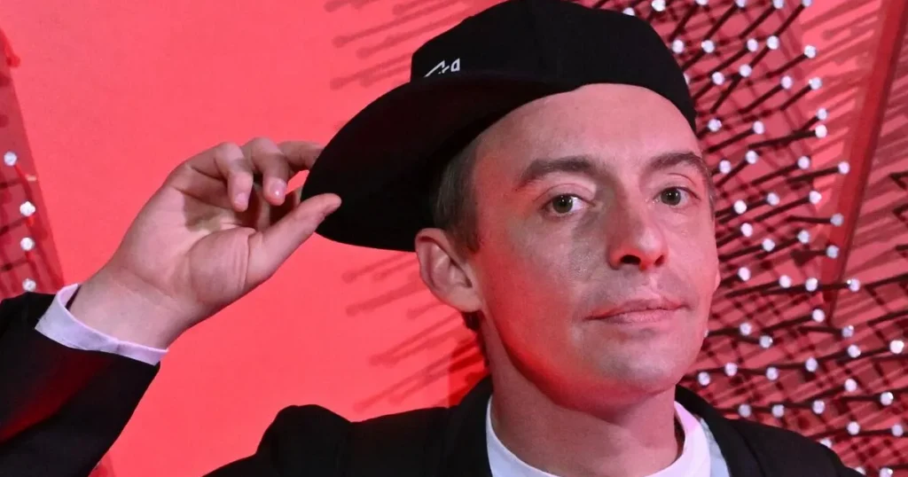 Получивший ножевые ранения актер Илья Дель выпал из окна