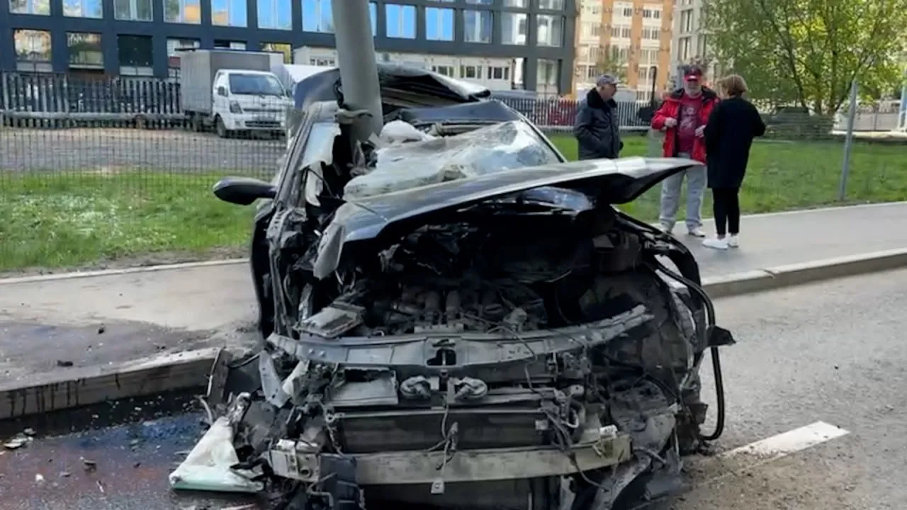 После наезда на человека, разрубленная пополам Audi попала на видео