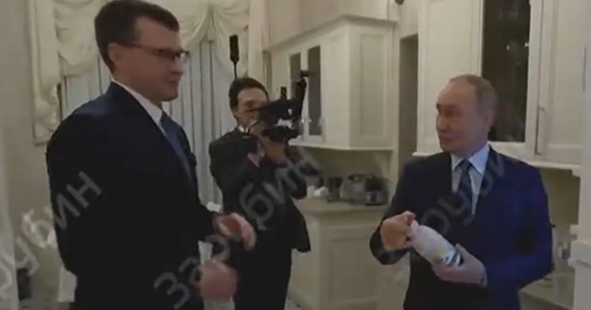 Путин показал, что хранит в холодильнике в кремлевской квартире Путин показал, что хранит в холодильнике в кремлевской квартире