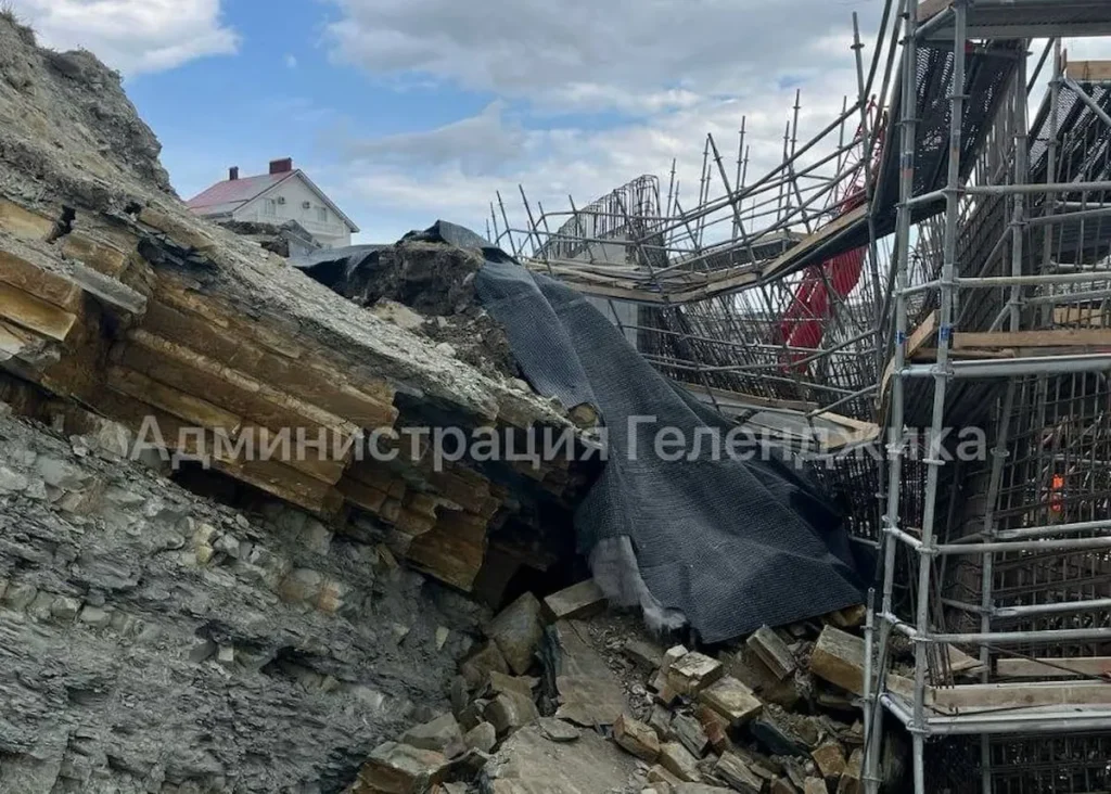 Лавина из глины и камней сошла прямо на людей в Геленджике