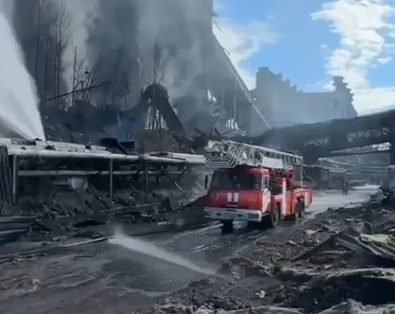 Очевидцы сняли взрыв и пожар на фабрике в Якутии