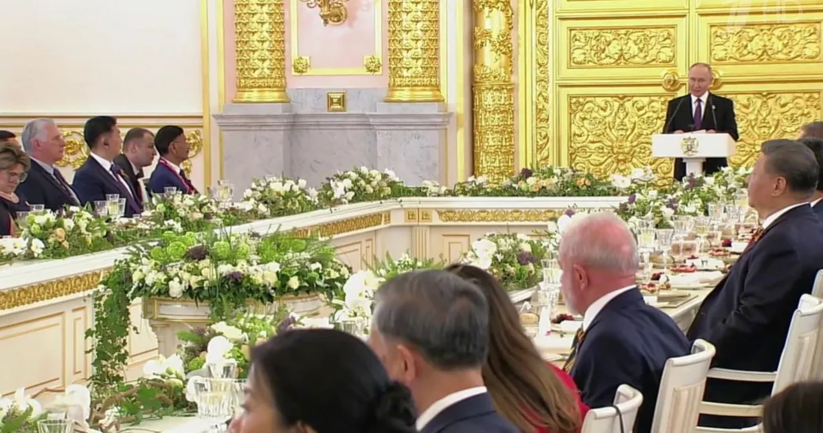 Путин поднял тост на встрече с главами иностранных делегаций Путин поднял тост на встрече с главами иностранных делегаций
