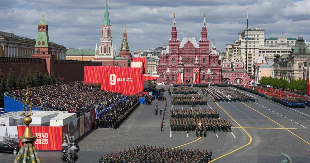 В Кремле объяснили, почему Парад Победы в этом году будет без прохода техники