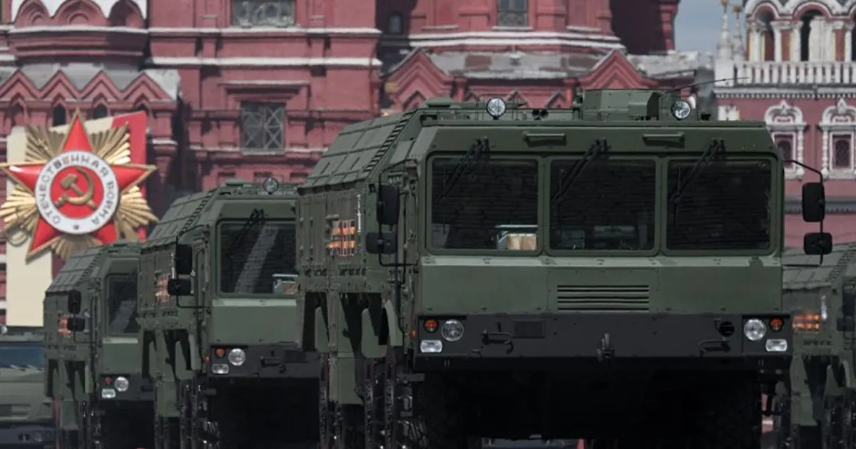 Жители Эстонии пришли на границу с Россией ради парада Победы Жители Эстонии пришли на границу с Россией ради парада Победы