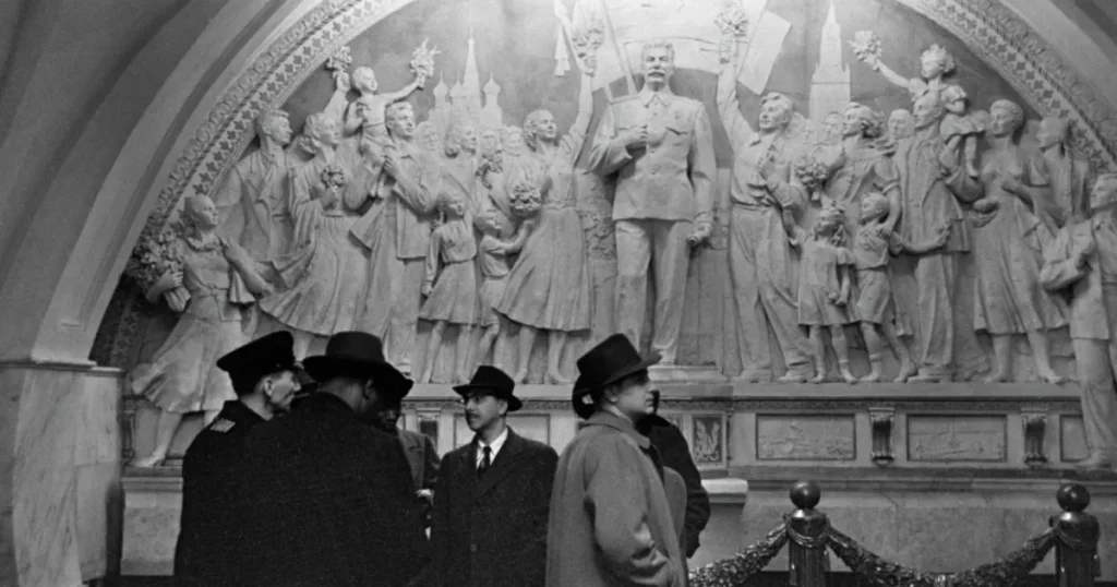 В московском метро открыли барельеф со Сталиным, снятый в 1966 году