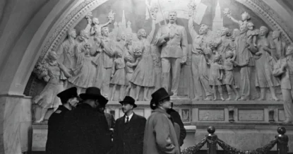 В московском метро открыли барельеф со Сталиным, снятый в 1966 году