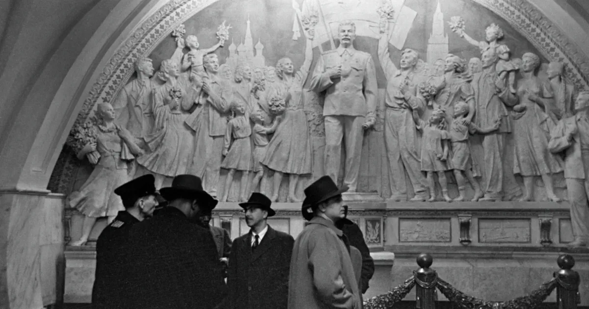 В московском метро открыли барельеф со Сталиным, снятый в 1966 году В московском метро открыли барельеф со Сталиным, снятый в 1966 году