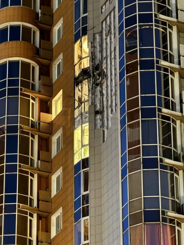 Появились фото последствий удара БПЛА по московской многоэтажке