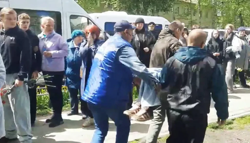 Нескольким детям стало плохо во время прощания с погибшими в ЧП в Байкальске
