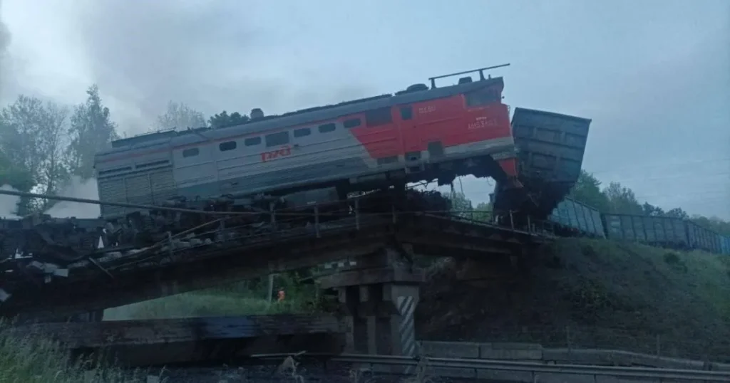 В Курской области под грузовым поездом рухнул мост