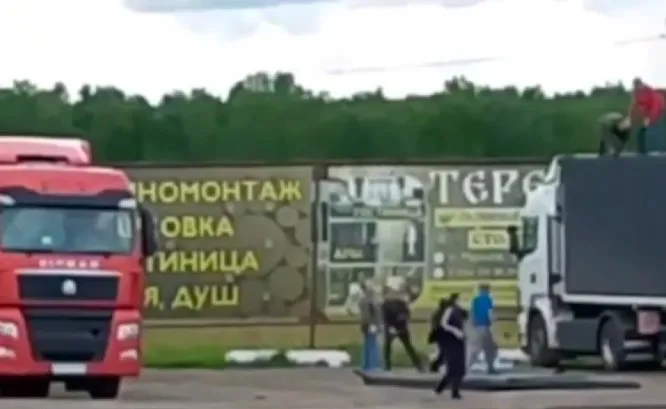 Водители забросали камнями атаковавшие Сибирь БПЛА и попали на видео