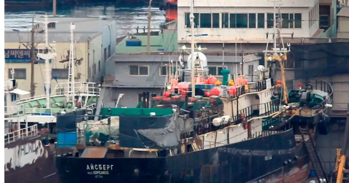 В Японском море загорелось судно с российскими моряками В Японском море загорелось судно с российскими моряками