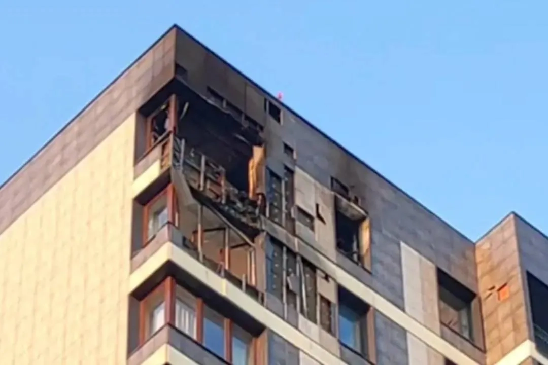 Обломки попавшего в многоэтажку под Москвой беспилотника сняли на видео