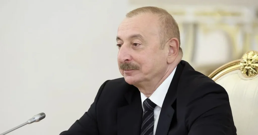 Президент Азербайджана Ильхам Алиев принял от украинской журналистки шевроны ВСУ