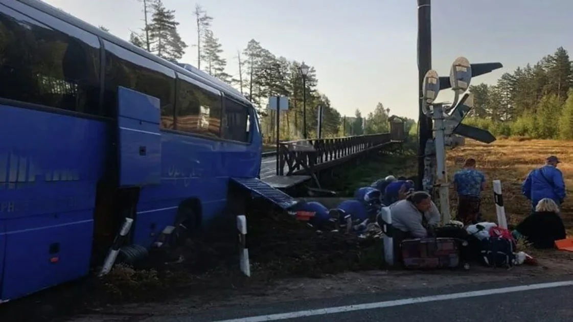 Грузовой поезд врезался в автобус с пассажирами в Ленобласти