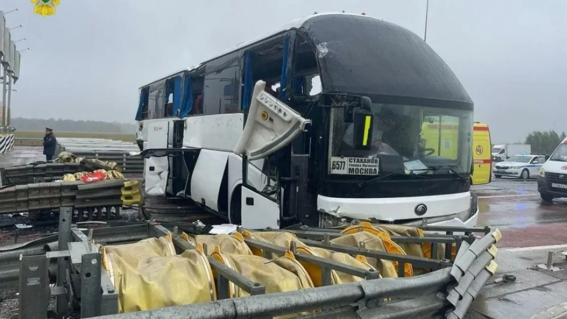 Автобус врезался в пункт оплаты на трассе М4 «Дон» Автобус врезался в пункт оплаты на трассе М4 «Дон»