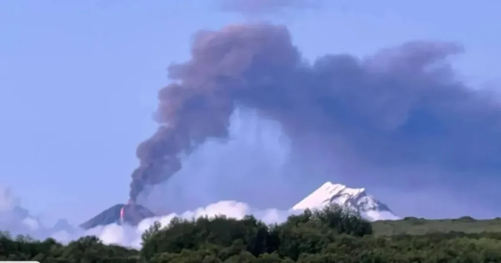 На Камчатке из-за вулкана ввели максимальный код авиаопасности