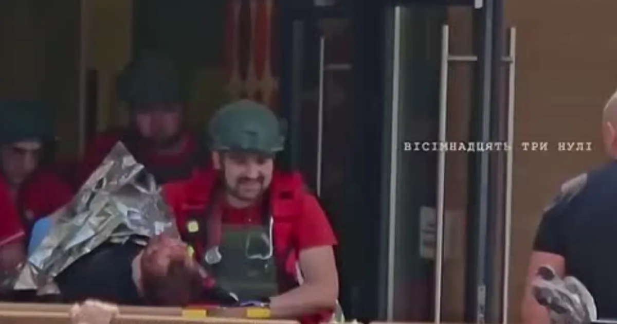 Вооруженный мужчина захватил McDonald’s на Украине Вооруженный мужчина захватил McDonald’s на Украине
