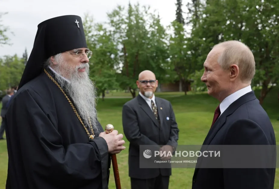 Путин вручил подарок американскому православному священнику