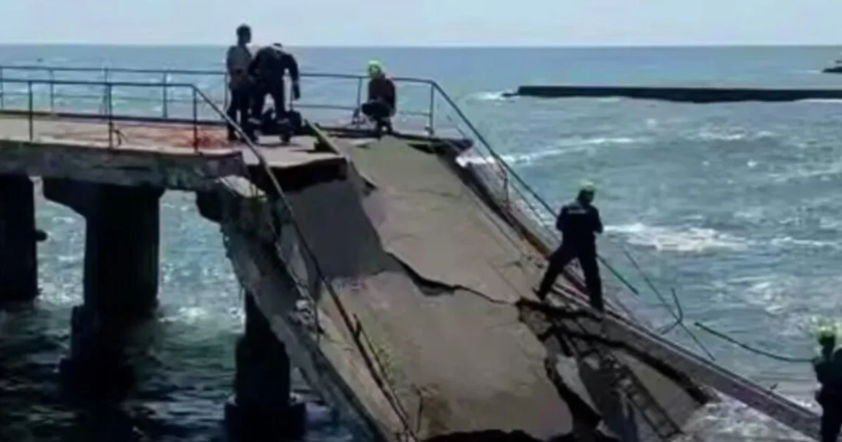 Причал с рыбаками обрушился на центральной набережной Алушты Причал с рыбаками обрушился на центральной набережной Алушты