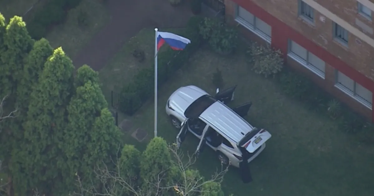 Автомобиль протаранил ворота генконсульства РФ в Сиднее Автомобиль протаранил ворота генконсульства РФ в Сиднее