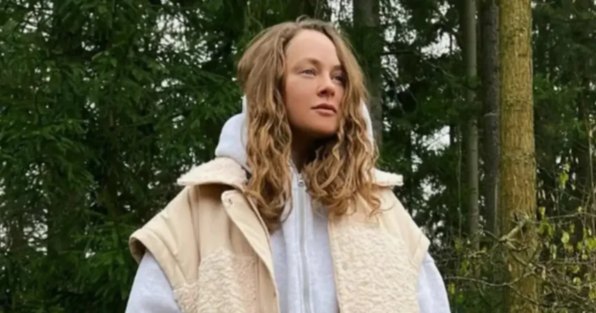 Осужденную звезду «Интернов» Аглаю Тарасову заметили в ресторане с бокалом пива