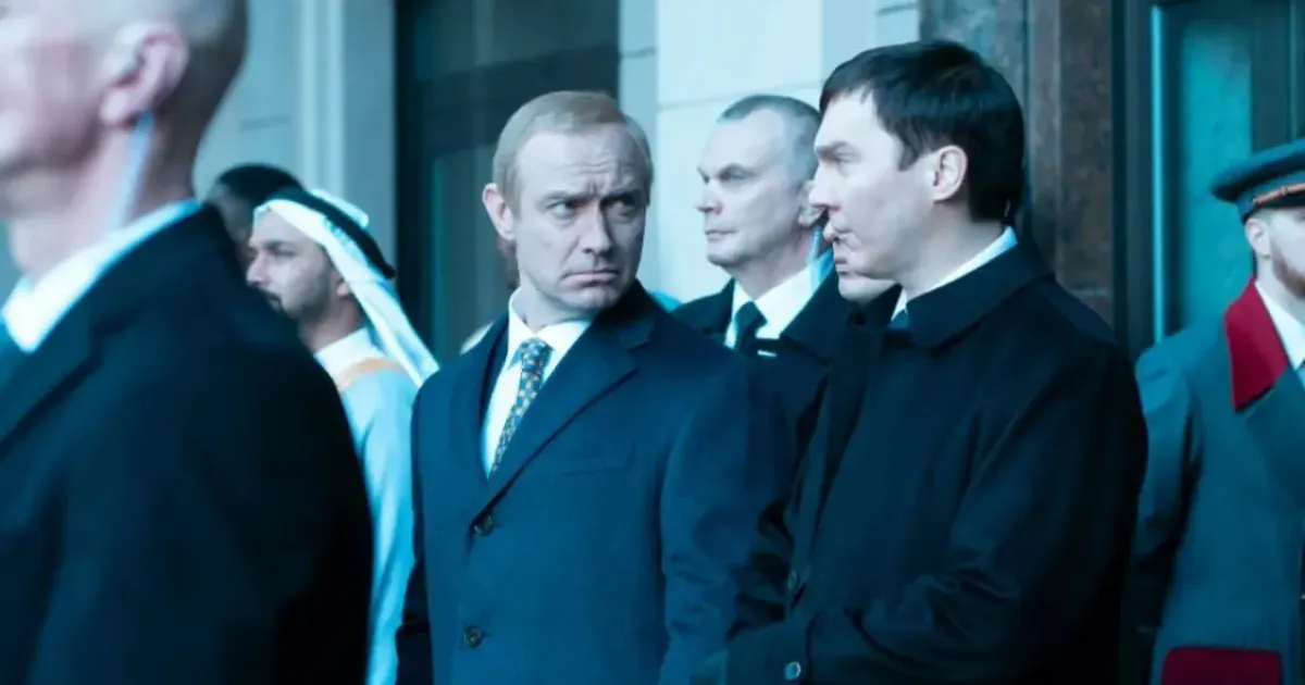 В России планируют показать фильм «Кремлевский волшебник» с Джудом Лоу