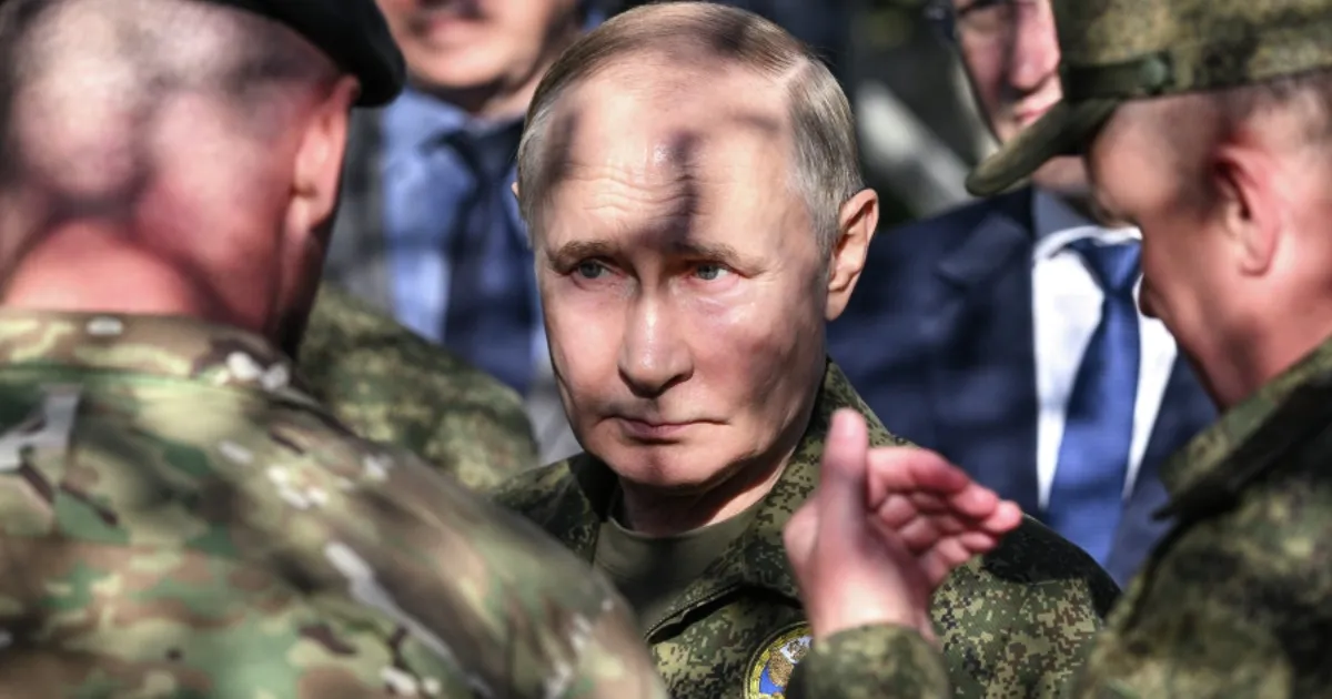 Путин в военной форме прибыл на «Запад-2025» и перезарядил пистолет Путин в военной форме прибыл на «Запад-2025» и перезарядил пистолет