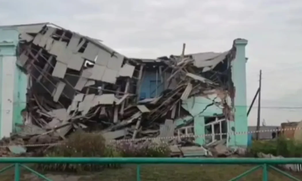 Здание школы частично обрушилось в Татарске Новосибирской области