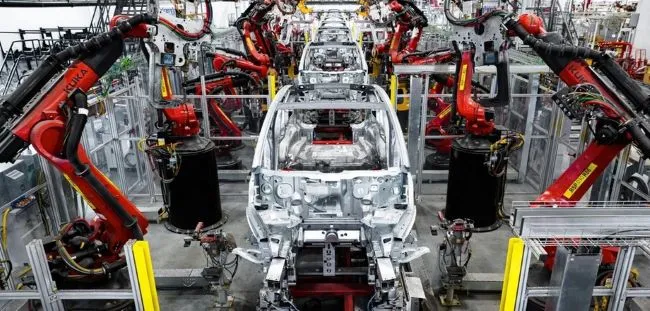 Рабочий Tesla требует  млн после серьезного инцидента с роботом