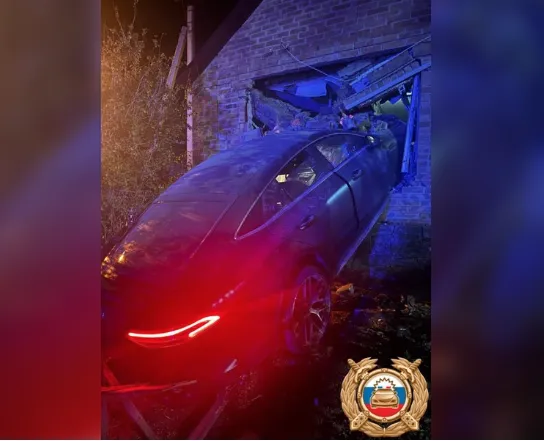 Анастасия Цапок врезалась в стену дома на Mercedes-Benz