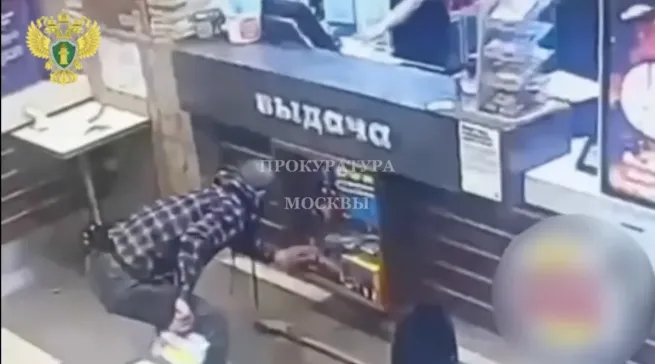 Мужчина в Москве разбил витрину ресторана и украл конструктор для сына Мужчина в Москве разбил витрину ресторана и украл конструктор для сына