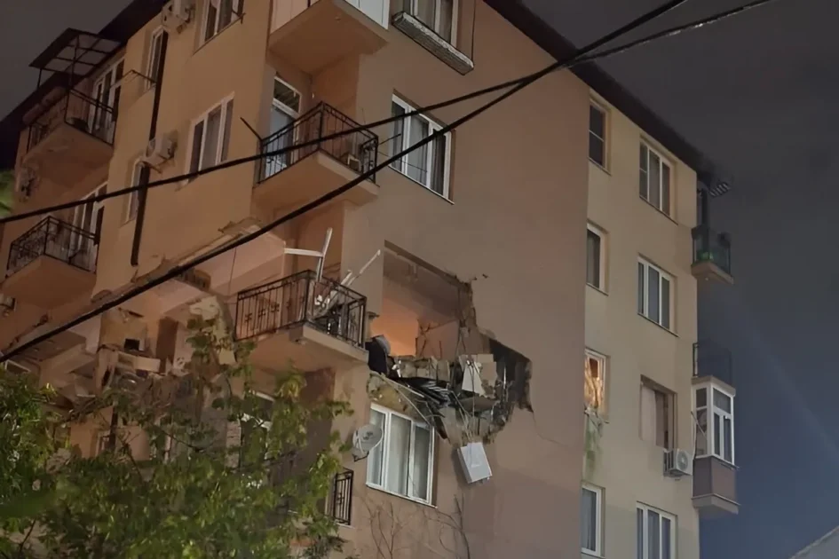 Взрыв произошел в многоэтажном доме в Сочи Взрыв произошел в многоэтажном доме в Сочи