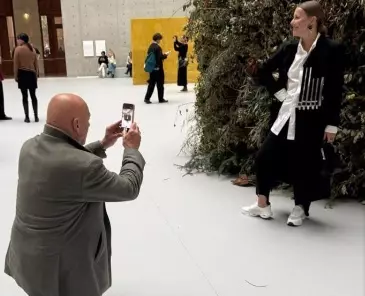 Владимир Познер встал на одно колено, чтобы сфотографировать Ксению Собчак в Париже