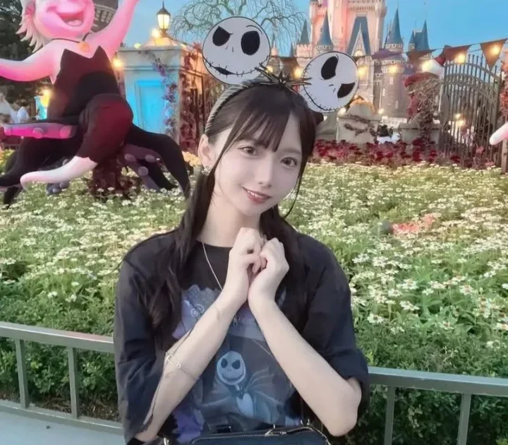 Фанат заплатил 00 за «свидание с певицей», на которое она пришла не одна