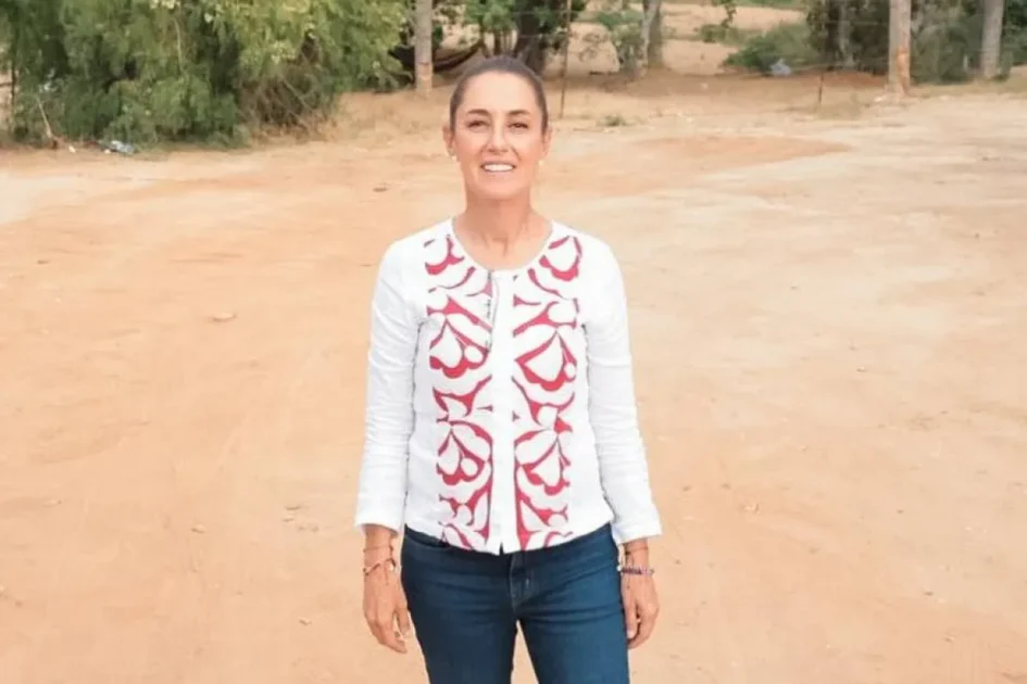 Неизвестный мужчина попытался поцеловать президента Мексики Клаудию Шейнбаум Неизвестный мужчина попытался поцеловать президента Мексики Клаудию Шейнбаум