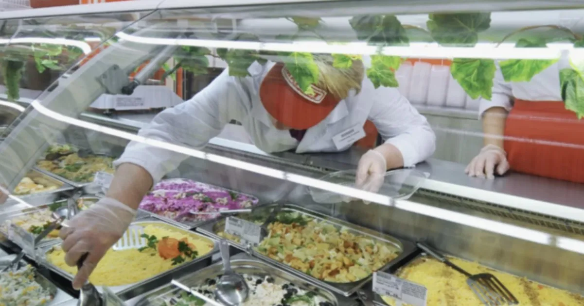 В России предложили запретить приготовление выпечки и салатов в магазинах В России предложили запретить приготовление выпечки и салатов в магазинах