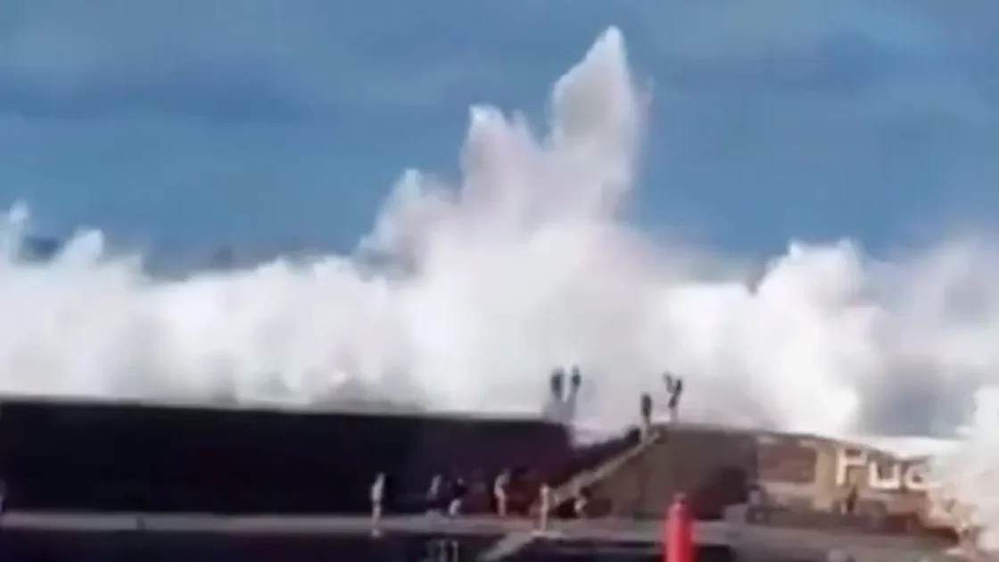 Волны смыли нескольких людей в океан на побережье Тенерифе